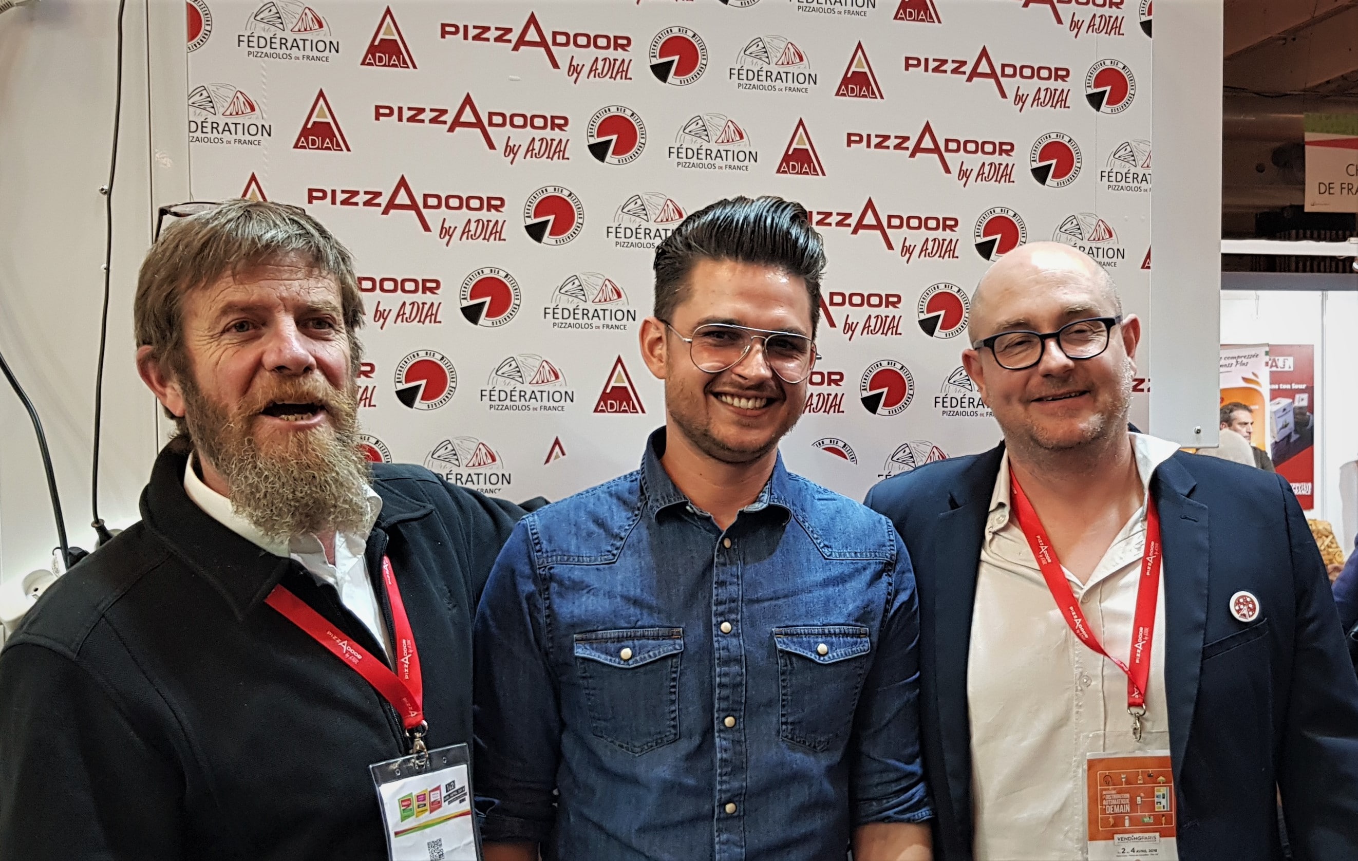 trophée ADIAL distributeur automatique de Pizzas artisanat foodtech parizza 2019 organisateurs et premier prix Gang of pizza élue meilleure pizza en distribueur automatique 2019 au salon Parizza Paris