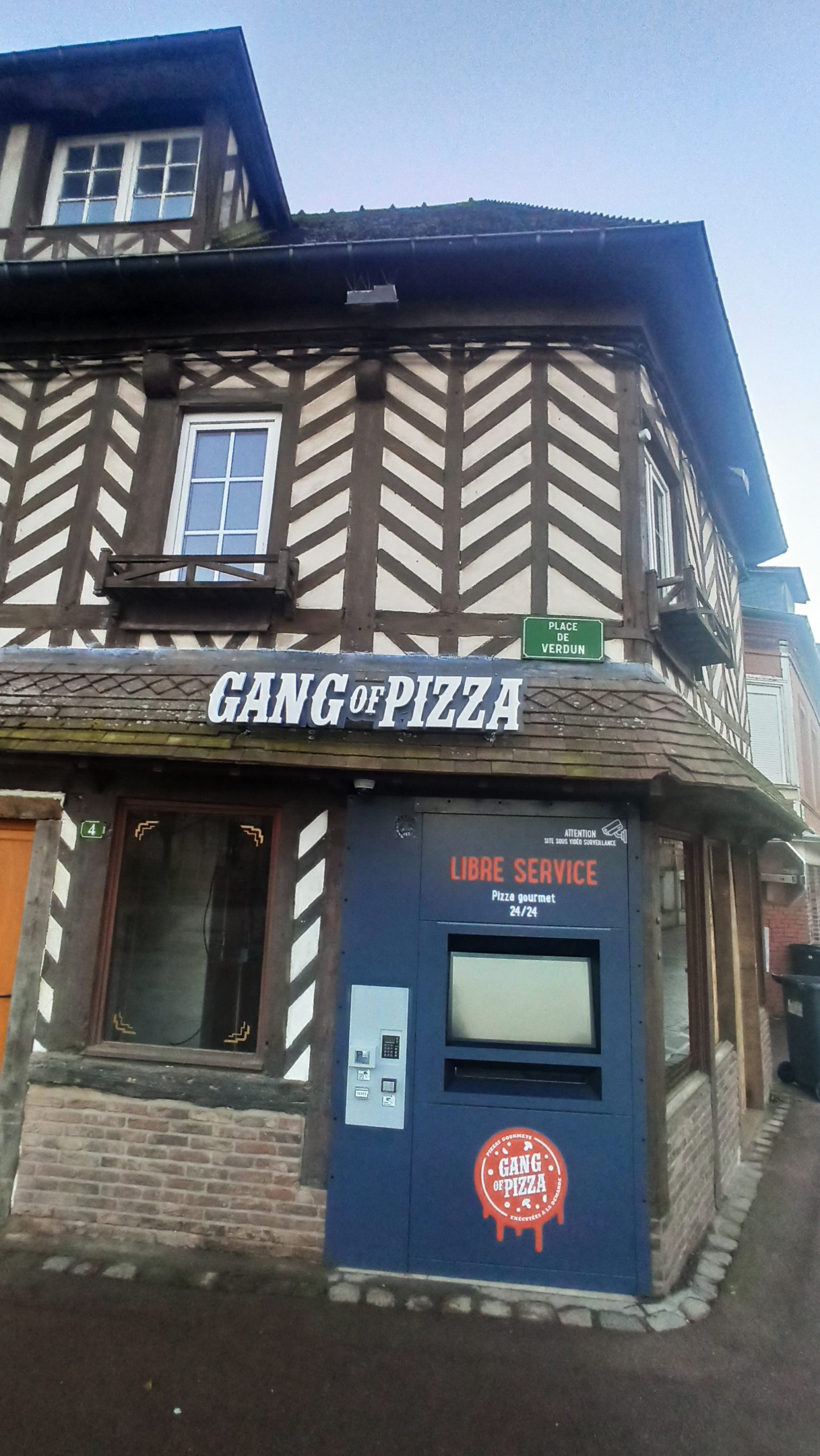 gang-of-pizza-debarque-a-moyaux-normandie-calvados-fast-food-24-7-distributeurs